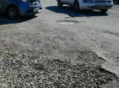 Огромную яму придётся объезжать новороссийцам до ноября