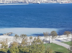 В Чёрном море появилось огромное пятно неизвестного происхождения