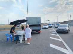 В самую жару на Крымском мосту стоит более 2700 автомобилей: отдыхающим раздают воду