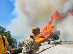 Внимание! Из-за сильного пожара новороссийцам следует воздержаться от поездок в сторону Сухой Щели