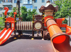 «Площадка — в минус, дети — в пролёте»: новороссийцы жалуются на разруху