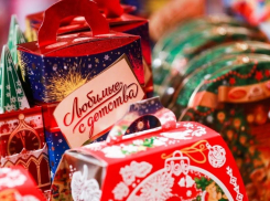 Юные новороссийцы уже начали получать сладкие новогодние подарки от властей
