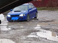 Жительница Новороссийска оценила состояние дорог: «Уже не неудобно, а прямая угроза безопасности»