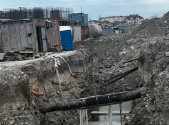 «Новые технологии?» В Новороссийске частная канализация «нависла» над теплотрассой