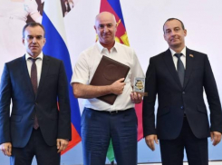 За лучшее обучение в школах Новороссийска губернатор наградил мэра города