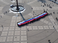 «Так мы поддерживаем нашу армию», - в Новороссийске развернули 50-метровый триколор
