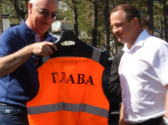 Глава Новороссийска верхом на байке открыл улицу Видова