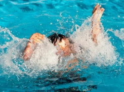 На волоске от смерти: ребенок чуть не погиб в бассейне у соседей Новороссийска