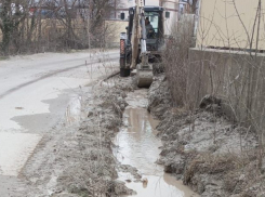 Улица утопает в грязи: новороссийцам пообещали принять меры