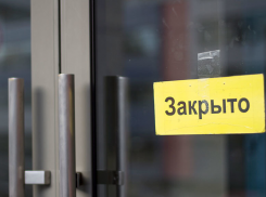 Закрываются кинотеатры, ночные клубы и детские комнаты: в регионах России снова вводятся «коронавирусные» ограничения