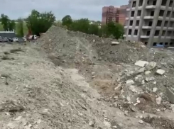 «Происходит что-то из ряда вон!»: новороссийцы жалуются на строительную территорию между двух ЖК