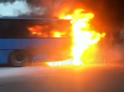 Из горящего автобуса под Новороссийском эвакуировали 20 человек