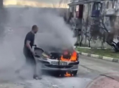 Пожар средь бела дня: в Новороссийске загорелся автомобиль 