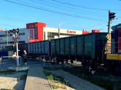 В Новороссийске с рельсов сошёл состав тепловоза: город встал в пробку