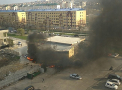 Пожар рядом с АЗС в Новороссийске потушили до приезда пожарных