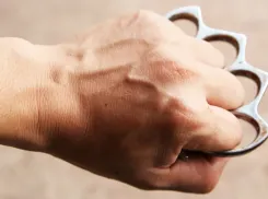 Никаких «подозрительных» вещиц: депутаты призвали запретить продажу кастетов и отмычек