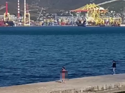 18+ Русалка в купальнике лихо отожгла на пляже в Новороссийске