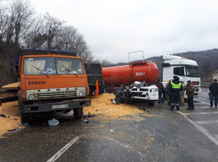 Бензовоз влетел в припаркованный зерновоз в Новороссийске