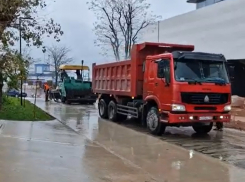 Под дождём в новороссийском парке Фрунзе стелют новый асфальт