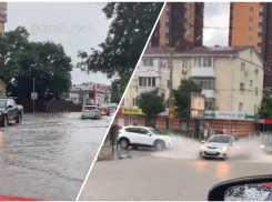 Машины плывут по дорогам Новороссийска из-за потопа 