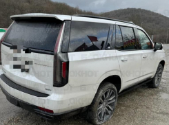 От этих ям не скрыться: водители Новороссийска массово меняют шины по дороге в Краснодар 