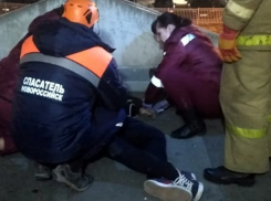 В Новороссийске из многоэтажки выпал мужчина