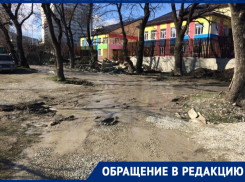 Машина буксует, грязь по колено: новый детский сад заставляет страдать новороссийцев