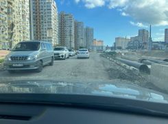 Дыра в дороге: новая развязка удручает жителей Новороссийска 