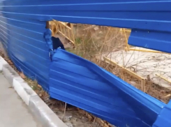 Забор в Южном районе угрожает жизни и здоровью новороссийцев, но чиновникам все равно 