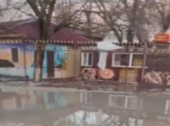 Дома жителей Южной Озереевки топит из-за перекрытого слива