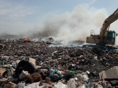 В пригороде Новороссийска горит 3000 квадратов свалки