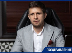 Депутат Гордумы Новороссийска Дмитрий Баринов принимает сегодня поздравления