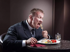 Банкет за чужой счет: новороссиец накрыл поляну друзьям и рискует «сесть»  