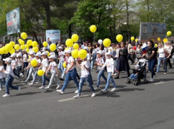 Байкеры, люди-статуи и лозунги. В Новороссийске прошла первомайская демонстрация 
