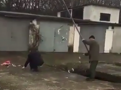 Новороссийцы устроили рыбалку прямо на заправке