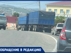 Житель Новороссийска жалуется на зерновозы, создающие пробки на федеральной трассе днём