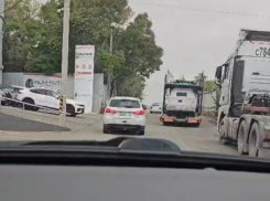 Фуры по улице Рязанская в Новороссийске играют в «тромбики»