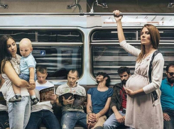 В Новороссийске беременной девушке не хотели уступать место пассажиры, но водитель настоял
