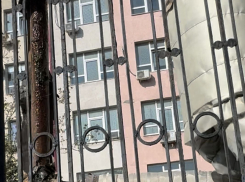 Горячая вода течет из теплотрасс по улицам Новороссийска 