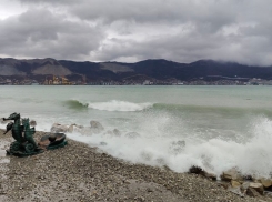 Шторм «Черноморский молот» бьет по Новороссийску и Краснодарскому краю