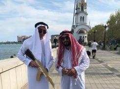 Вооруженные арабы на фоне православного храма. Реклама по-новороссийски