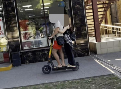 Самокатчики продолжают кататься вдвоем по Новороссийску: штрафы нипочём