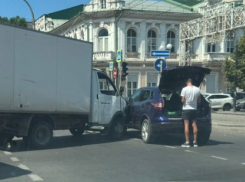 Грузовик и легковушка столкнулись в центре Новороссийска