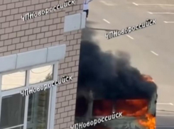 В Новороссийске возле одного из ЖК горит маршрутка