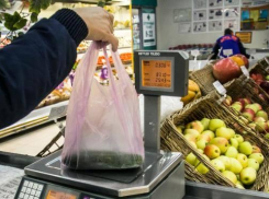 Выбрать самую красивую картошку не получится: Роспотребнадзор запретил покупателям взвешивать продукты