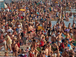 «Сегодня придут еще и местные»: на пляжах у Черного моря настоящий аншлаг