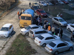 «Возмущаются, но некоторые и благодарят», - водитель автоцистерны о подвозе воды новороссийцам