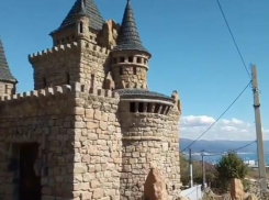 Создатель арт-объектов для жителей Рублевки выставил на продажу замок в Новороссийске