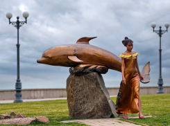 Девушка покинула дельфина, разбежались отцы-основатели: в Новороссийске ожили памятники 