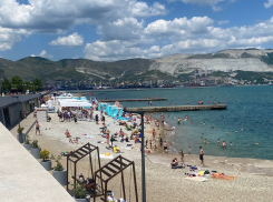 Черное море прогрелось до 25°С: на что жалуются туристы на пляжах Новороссийска